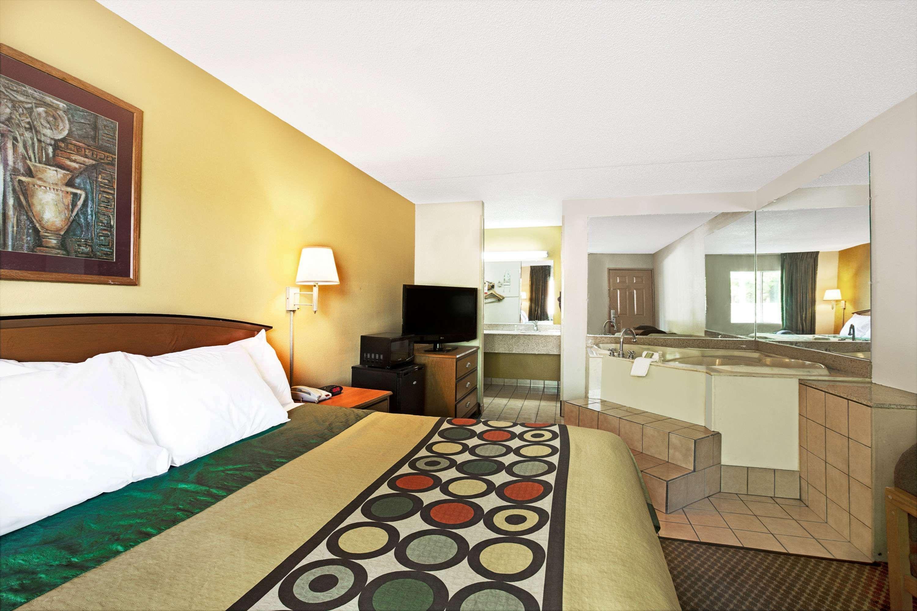Super 8 By Wyndham Charlotte Downtown Area Motel Eksteriør billede